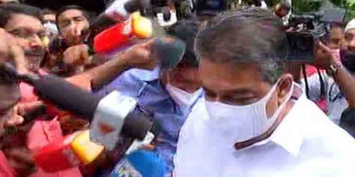 മല്ലപ്പളളിയിലെ പ്രസംഗത്തില് സംഭവിച്ചത് നാക്ക്പിഴയാണെന്നും വിമര്ശിക്കാന് ശ്രമിച്ചത് ഭരണകൂടത്തെയാണെന്നും മന്ത്രി മല്ലപ്പളളിയിലെ പ്രസംഗത്തില് സംഭവിച്ചത് നാക്ക്പിഴയാണെന്നും വിമര്ശിക്കാന് ശ്രമിച്ചത് ഭരണകൂടത്തെയാണെന്നും മന്ത്രി