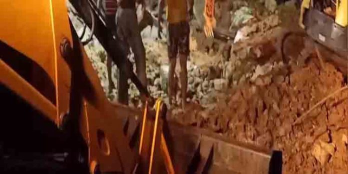 മംഗലാപുരം പഞ്ചിക്കല്ലുവില് ഉരുള്പൊട്ടലില് മൂന്ന് മലയാളികള് മരിച്ചു മംഗലാപുരം പഞ്ചിക്കല്ലുവില് ഉരുള്പൊട്ടലില് മൂന്ന് മലയാളികള് മരിച്ചു