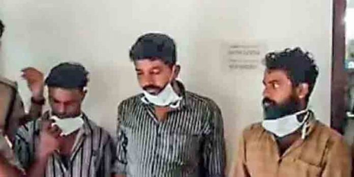 തെങ്കര മെഴുകുംപാറയില് മാന് കൊമ്പുമായി മൂന്നുപേരെ വനംവകുപ്പ് അറസ്റ്റ് ചെയ്തു തെങ്കര മെഴുകുംപാറയില് മാന് കൊമ്പുമായി മൂന്നുപേരെ വനംവകുപ്പ് അറസ്റ്റ് ചെയ്തു