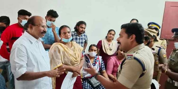 മാലിന്യ പ്രശ്നത്തിന്റെ പേരിൽ പാലാ നഗരസഭാ സെക്രട്ടറിയെ വീട്ടമ്മയും ബന്ധുക്കളും ഉപരോധിച്ചു മാലിന്യ പ്രശ്നത്തിന്റെ പേരിൽ പാലാ നഗരസഭാ സെക്രട്ടറിയെ വീട്ടമ്മയും ബന്ധുക്കളും ഉപരോധിച്ചു