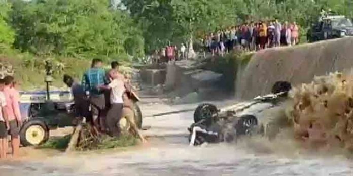 കനത്തമഴയില് കാര് പുഴയില് ഒലിച്ചുപോയി ഒമ്പതു പേര് മരിച്ചു കനത്തമഴയില് കാര് പുഴയില് ഒലിച്ചുപോയി ഒമ്പതു പേര് മരിച്ചു