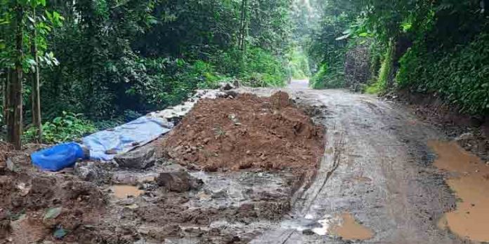 റാന്നി ചേന്നംപാറ – അറയ്ക്കമൺ റോഡ് ചെളിക്കുണ്ടായി ; ദുരിതം പേറി ജനം റാന്നി ചേന്നംപാറ – അറയ്ക്കമൺ റോഡ് ചെളിക്കുണ്ടായി ; ദുരിതം പേറി ജനം