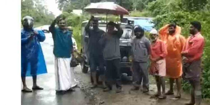 ബീനാച്ചിയില് കടുവ പശുവിനെ കൊന്ന സംഭവം : നാട്ടുകാർ റോഡ് ഉപരോധിച്ച് പ്രതിഷേധിച്ചു ബീനാച്ചിയില് കടുവ പശുവിനെ കൊന്ന സംഭവം : നാട്ടുകാർ റോഡ് ഉപരോധിച്ച് പ്രതിഷേധിച്ചു