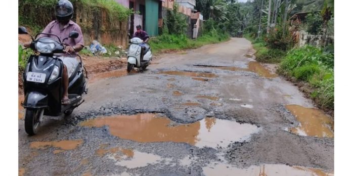 ആനകുത്തി – നെടുമ്പാറ മെഡിക്കല് കോളേജ് റോഡ് തകര്ന്നു ആനകുത്തി – നെടുമ്പാറ മെഡിക്കല് കോളേജ് റോഡ് തകര്ന്നു