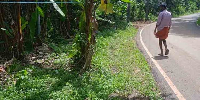 കിടങ്ങുമൂഴി-ഐത്തല റോഡിൽ കുടിവെള്ള പൈപ്പ് സ്ഥാപിക്കാൻ പൊതുമരാമത്ത് വകുപ്പ് അനുമതി നല്കുന്നില്ല കിടങ്ങുമൂഴി-ഐത്തല റോഡിൽ കുടിവെള്ള പൈപ്പ് സ്ഥാപിക്കാൻ പൊതുമരാമത്ത് വകുപ്പ് അനുമതി നല്കുന്നില്ല