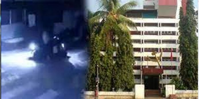 എ കെ ജി സെന്റര് ആക്രണം : പ്രതിയെ പിടിക്കാന് തലസ്ഥാനത്തുള്ള ഡിയോ ഉടമകളുടെ ലിസ്റ്റ് അന്വേഷണ ഉദ്യോഗസ്ഥര് ശേഖരിച്ചു എ കെ ജി സെന്റര് ആക്രണം : പ്രതിയെ പിടിക്കാന് തലസ്ഥാനത്തുള്ള ഡിയോ ഉടമകളുടെ ലിസ്റ്റ് അന്വേഷണ ഉദ്യോഗസ്ഥര് ശേഖരിച്ചു