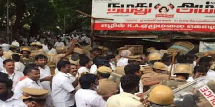 അണ്ണാ ഡിഎംകെ ആസ്ഥാനത്തുണ്ടായ ഏറ്റുമുട്ടലില് ഒരാള്ക്ക് കുത്തേറ്റു അണ്ണാ ഡിഎംകെ ആസ്ഥാനത്തുണ്ടായ ഏറ്റുമുട്ടലില് ഒരാള്ക്ക് കുത്തേറ്റു