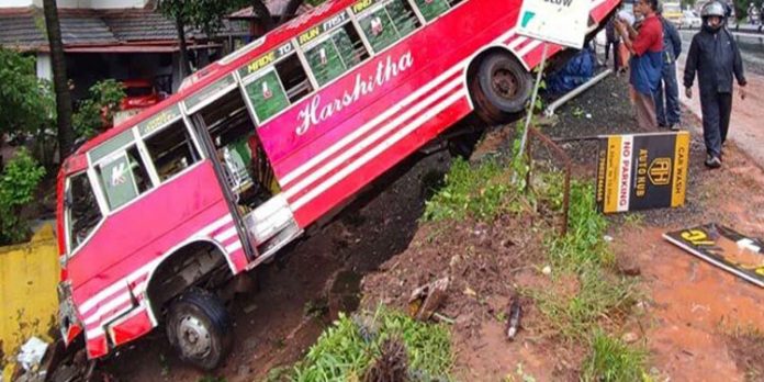 ബസ് നിയന്ത്രണം വിട്ട് താഴ്ചയിലേക്ക് മറിഞ്ഞ് അപകടം ; ഏഴ് പേര്ക്ക് പരിക്കേറ്റു ബസ് നിയന്ത്രണം വിട്ട് താഴ്ചയിലേക്ക് മറിഞ്ഞ് അപകടം ; ഏഴ് പേര്ക്ക് പരിക്കേറ്റു