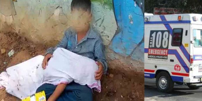 കുഞ്ഞനുജന്റെ മൃതദേഹവുമായി 8 വയസ്സുകാരന് റോഡില്, ആംബുലന്സിനായി കാത്തിരിപ്പ് – ആരെയും കരയിപ്പിക്കും കുഞ്ഞനുജന്റെ മൃതദേഹവുമായി 8 വയസ്സുകാരന് റോഡില്, ആംബുലന്സിനായി കാത്തിരിപ്പ് – ആരെയും കരയിപ്പിക്കും
