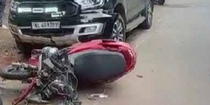 സ്കൂട്ടര് കാറുമായി കൂട്ടിയിടിച്ച് പോലീസുകാരിക്ക് ഗുരുതരമായി പരിക്ക് സ്കൂട്ടര് കാറുമായി കൂട്ടിയിടിച്ച് പോലീസുകാരിക്ക് ഗുരുതരമായി പരിക്ക്