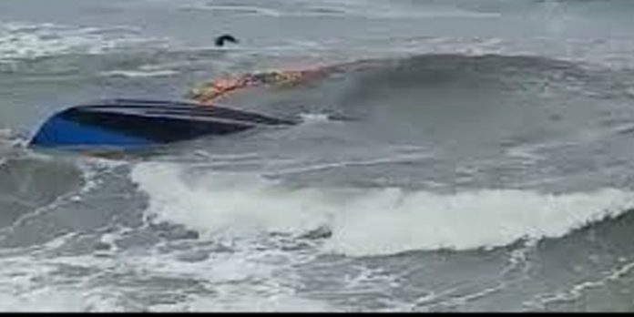 വള്ളം മറിഞ്ഞ് രണ്ട് മല്സ്യത്തൊഴിലാളികളെ കടലില് കാണാതായി വള്ളം മറിഞ്ഞ് രണ്ട് മല്സ്യത്തൊഴിലാളികളെ കടലില് കാണാതായി