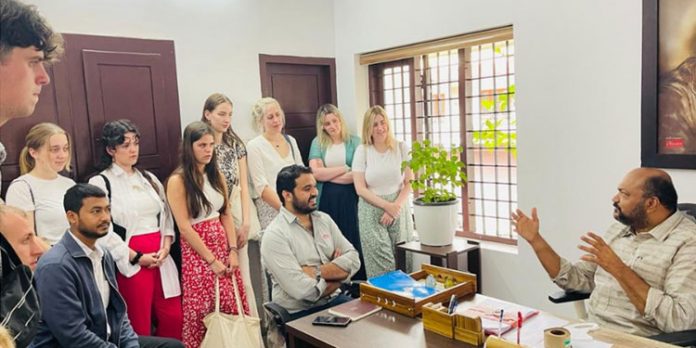 യുകെയില് നിന്നുള്ള വിദ്യാര്ഥി സംഘം മന്ത്രി പി.രാജീവുമായി കൂടിക്കാഴ്ച നടത്തി യുകെയില് നിന്നുള്ള വിദ്യാര്ഥി സംഘം മന്ത്രി പി.രാജീവുമായി കൂടിക്കാഴ്ച നടത്തി