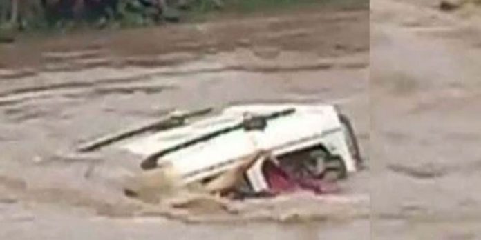 കുത്തൊഴുക്കില്പ്പെട്ട് കാര് ഒലിച്ചു പോയി ; 6 മരണം കുത്തൊഴുക്കില്പ്പെട്ട് കാര് ഒലിച്ചു പോയി ; 6 മരണം