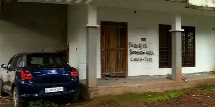 തിരിച്ചടവ് മുടങ്ങിയതിന്റെ പേരില് വീട്ടിൽ ചോളമണ്ഡലം ഫിനാൻസ് സ്പ്രേ പെയിന്റ് അടിച്ചു തിരിച്ചടവ് മുടങ്ങിയതിന്റെ പേരില് വീട്ടിൽ ചോളമണ്ഡലം ഫിനാൻസ് സ്പ്രേ പെയിന്റ് അടിച്ചു