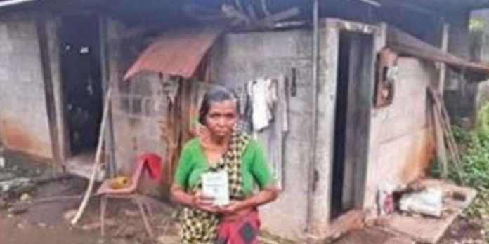 പണമടച്ചിട്ടും വൈദ്യുതി പുനസ്ഥാപിക്കാന് ജോലിക്കാരെത്തിയില്ല ; ഫോണില് വിളിച്ചപ്പോള് സ്വന്തമായി ഫ്യൂസ് കുത്താന് കെഎസ്ഇബിയുടെ മറുപടി പണമടച്ചിട്ടും വൈദ്യുതി പുനസ്ഥാപിക്കാന് ജോലിക്കാരെത്തിയില്ല ; ഫോണില് വിളിച്ചപ്പോള് സ്വന്തമായി ഫ്യൂസ് കുത്താന് കെഎസ്ഇബിയുടെ മറുപടി