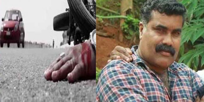 കാര്നിര്ത്തി ഡോര് തുറക്കുന്നതിനിടയില് ബൈക്ക് വന്നിടിച്ചു റോഡിലേയ്ക്കു വീണ് ബൈക്ക് യാത്രികന് ദാരുണാന്ത്യം കാര്നിര്ത്തി ഡോര് തുറക്കുന്നതിനിടയില് ബൈക്ക് വന്നിടിച്ചു റോഡിലേയ്ക്കു വീണ് ബൈക്ക് യാത്രികന് ദാരുണാന്ത്യം