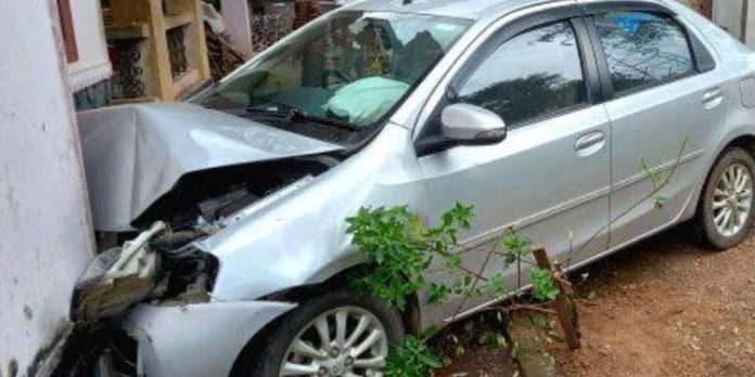 കാര് വീട്ടിലേക്ക് ഇടിച്ചു കയറി ; രക്ഷാപ്രവര്ത്തനത്തിനെത്തിയ വീട്ടുടമയെ കാറിലുണ്ടായിരുന്നവര് മര്ദ്ദിച്ചതായി പരാതി കാര് വീട്ടിലേക്ക് ഇടിച്ചു കയറി ; രക്ഷാപ്രവര്ത്തനത്തിനെത്തിയ വീട്ടുടമയെ കാറിലുണ്ടായിരുന്നവര് മര്ദ്ദിച്ചതായി പരാതി