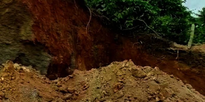നെടുമങ്ങാട് കരകുളത്ത് മണ്ണിടിഞ്ഞ് വീണ് രണ്ടുപേര് മരിച്ചു നെടുമങ്ങാട് കരകുളത്ത് മണ്ണിടിഞ്ഞ് വീണ് രണ്ടുപേര് മരിച്ചു