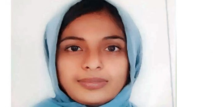 പ്ലസ് ടു വിദ്യാർഥിനി ബസ് സ്റ്റോപ്പിൽ കുഴഞ്ഞു വീണു മരിച്ചു പ്ലസ് ടു വിദ്യാർഥിനി ബസ് സ്റ്റോപ്പിൽ കുഴഞ്ഞു വീണു മരിച്ചു