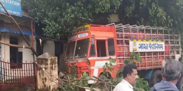 ബൈക്കും ലോറിയും കൂട്ടിയിടിച്ച് ബൈക്ക് യാത്രക്കാരായ രണ്ട് പേര് മരിച്ചു ബൈക്കും ലോറിയും കൂട്ടിയിടിച്ച് ബൈക്ക് യാത്രക്കാരായ രണ്ട് പേര് മരിച്ചു