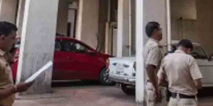 മാതാപിതാക്കള് പുറത്തുപോയി ; ഉറങ്ങിക്കിടന്ന മൂന്നരവയസ്സുകാരി ഫ്ളാറ്റില്നിന്ന് വീണ് മരിച്ചനിലയില് മാതാപിതാക്കള് പുറത്തുപോയി ; ഉറങ്ങിക്കിടന്ന മൂന്നരവയസ്സുകാരി ഫ്ളാറ്റില്നിന്ന് വീണ് മരിച്ചനിലയില്