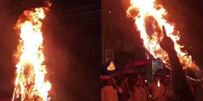 കെ കെ രമയ്ക്കെതിരായ വ്യക്തി അധിക്ഷേപ പ്രസ്താവനയില് എം എം മണിയുടെ കോലം കത്തിച്ച് ആര്എംപിഐ പ്രതിഷേധം കെ കെ രമയ്ക്കെതിരായ വ്യക്തി അധിക്ഷേപ പ്രസ്താവനയില് എം എം മണിയുടെ കോലം കത്തിച്ച് ആര്എംപിഐ പ്രതിഷേധം