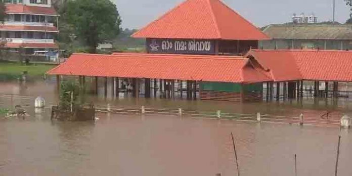 പെരിയാറില് ജലനിരപ്പ് ഉയര്ന്നു ; മണപ്പുറത്തും ക്ഷേത്രത്തിലും വെള്ളം കയറി പെരിയാറില് ജലനിരപ്പ് ഉയര്ന്നു ; മണപ്പുറത്തും ക്ഷേത്രത്തിലും വെള്ളം കയറി