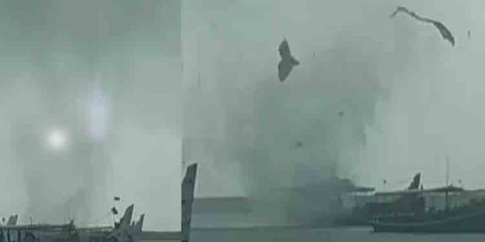 കോഴിക്കോട് വെള്ളയിൽ ഹാർബറിനോട് ചേർന്ന് കടലിൽ ചുഴലി കോഴിക്കോട് വെള്ളയിൽ ഹാർബറിനോട് ചേർന്ന് കടലിൽ ചുഴലി