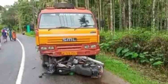 ടിപ്പര് ലോറിയും ബൈക്കും കൂട്ടിയിടിച്ച് രണ്ട് യുവാക്കള്ക്ക് പരിക്ക് ടിപ്പര് ലോറിയും ബൈക്കും കൂട്ടിയിടിച്ച് രണ്ട് യുവാക്കള്ക്ക് പരിക്ക്