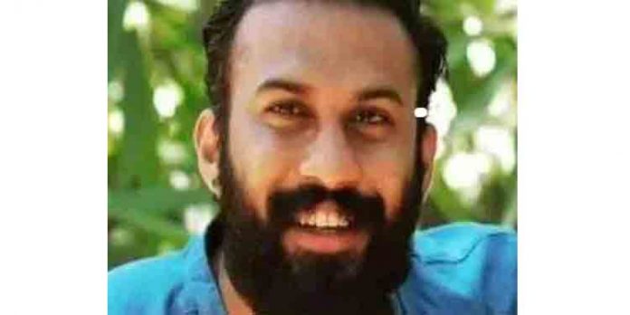 റോഡിൽ ബൈക്ക് തെന്നി ; നെഞ്ചിടിച്ച് വീണ യുവാവ് മരിച്ചു റോഡിൽ ബൈക്ക് തെന്നി ; നെഞ്ചിടിച്ച് വീണ യുവാവ് മരിച്ചു
