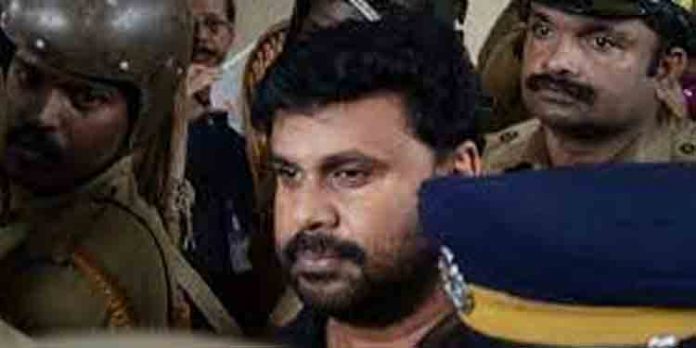 നടിയെ ആക്രമിച്ച കേസിലെ ദൃശ്യങ്ങള് ചോര്ന്നത് കണ്ടെത്തണമെന്ന് വിചാരണ കോടതി നടിയെ ആക്രമിച്ച കേസിലെ ദൃശ്യങ്ങള് ചോര്ന്നത് കണ്ടെത്തണമെന്ന് വിചാരണ കോടതി