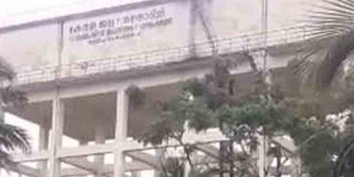 വാട്ടര് ടാങ്കിന് മുകളില് സംശയകരമായ നിലയില് കാണപ്പെട്ട നാല് യുവാക്കളെ നാട്ടുകാര് പിടികൂടി പോലീസില് ഏല്പ്പിച്ചു വാട്ടര് ടാങ്കിന് മുകളില് സംശയകരമായ നിലയില് കാണപ്പെട്ട നാല് യുവാക്കളെ നാട്ടുകാര് പിടികൂടി പോലീസില് ഏല്പ്പിച്ചു