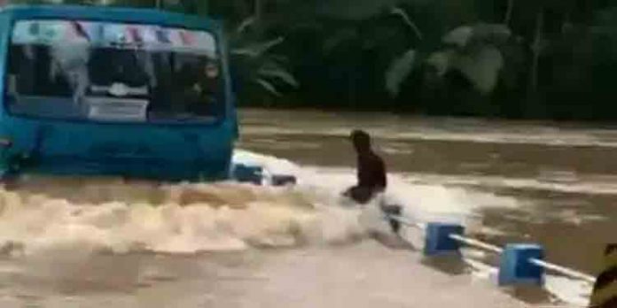 വെള്ളത്തില് മുങ്ങിയ പാലത്തിലൂടെ സാഹസിക യാത്ര നടത്തിയ ബസ്സിന് പിഴ ചുമത്തി വെള്ളത്തില് മുങ്ങിയ പാലത്തിലൂടെ സാഹസിക യാത്ര നടത്തിയ ബസ്സിന് പിഴ ചുമത്തി