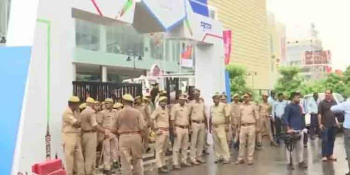 ലുലു വിവാദം ; സ്റ്റേഷൻ ഇൻചാർജിനെ സ്ഥലം മാറ്റി യുപി പോലീസ് ലുലു വിവാദം ; സ്റ്റേഷൻ ഇൻചാർജിനെ സ്ഥലം മാറ്റി യുപി പോലീസ്