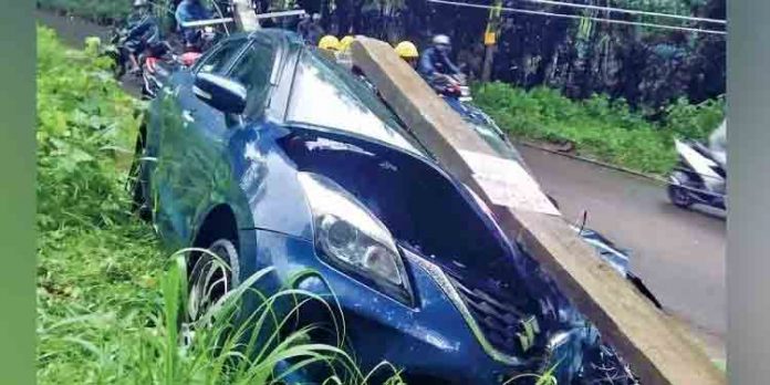 നിയന്ത്രണംവിട്ട കാര് വൈദ്യുതി തൂണിലിടിച്ച് അപകടം നിയന്ത്രണംവിട്ട കാര് വൈദ്യുതി തൂണിലിടിച്ച് അപകടം