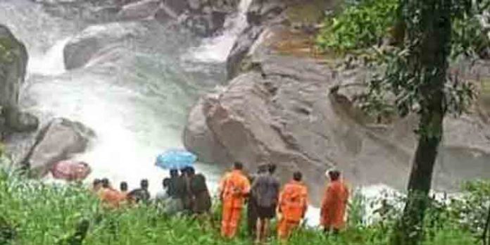 തുഷാരഗിരി വെള്ളച്ചാട്ടത്തിന് സമീപം 2 പേര് ഒഴുക്കില്പ്പെട്ടു ; ഒരാളെ കണ്ടെത്തി – മറ്റൊരാള്ക്ക് വേണ്ടി തെരച്ചില് തുടരുന്നു തുഷാരഗിരി വെള്ളച്ചാട്ടത്തിന് സമീപം 2 പേര് ഒഴുക്കില്പ്പെട്ടു ; ഒരാളെ കണ്ടെത്തി – മറ്റൊരാള്ക്ക് വേണ്ടി തെരച്ചില് തുടരുന്നു