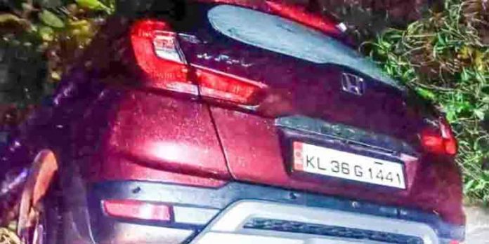 കാര് നിയന്ത്രണം വിട്ട് തോട്ടിലേക്ക് മറിഞ്ഞു കാര് നിയന്ത്രണം വിട്ട് തോട്ടിലേക്ക് മറിഞ്ഞു