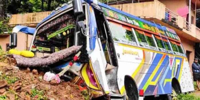 ശബരിമല തീര്ഥാടകര് സഞ്ചരിച്ച ബസ് അപകടത്തില്പ്പെട്ടു ശബരിമല തീര്ഥാടകര് സഞ്ചരിച്ച ബസ് അപകടത്തില്പ്പെട്ടു