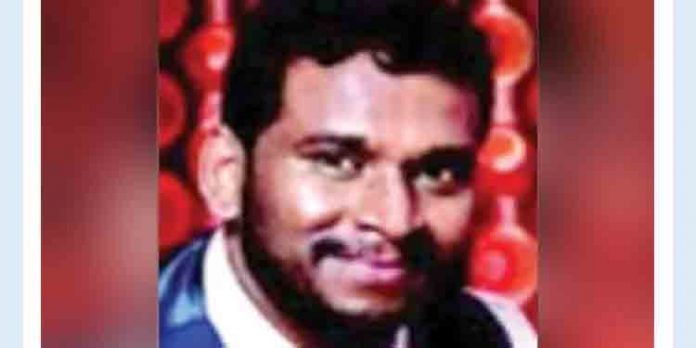 ഐഐടിയിലെ പ്രൊഫസറാണെന്ന് പറഞ്ഞ് ഡോക്ടറെ വിവാഹം ചെയ്ത തട്ടുകടയുടമ അറസ്റ്റില് ഐഐടിയിലെ പ്രൊഫസറാണെന്ന് പറഞ്ഞ് ഡോക്ടറെ വിവാഹം ചെയ്ത തട്ടുകടയുടമ അറസ്റ്റില്