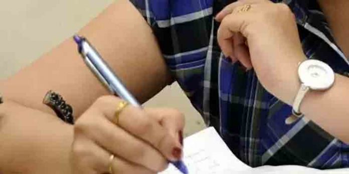 നീറ്റ് പരീക്ഷ എഴുതാനെത്തിയ വിദ്യാര്ഥിനികളുടെ അടിവസ്ത്രം അഴിപ്പിച്ചതായി പരാതി നീറ്റ് പരീക്ഷ എഴുതാനെത്തിയ വിദ്യാര്ഥിനികളുടെ അടിവസ്ത്രം അഴിപ്പിച്ചതായി പരാതി