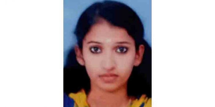 കാറിടിച്ചതിനെ തുടര്ന്ന് റോഡിലേക്ക് തെറിച്ചു വീണ സ്കൂട്ടര് യാത്രക്കാരി ദേഹത്ത് ബസ് കയറി മരിച്ചു കാറിടിച്ചതിനെ തുടര്ന്ന് റോഡിലേക്ക് തെറിച്ചു വീണ സ്കൂട്ടര് യാത്രക്കാരി ദേഹത്ത് ബസ് കയറി മരിച്ചു