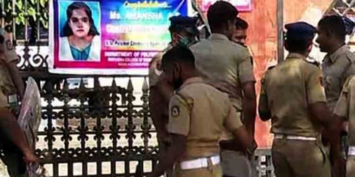വിദ്യാര്ഥിനികളെ അടിവസ്ത്രമഴിപ്പിച്ച് പരിശോധന ; നാല് സ്ത്രീകളാണ് കുട്ടികളെ വസ്ത്രമഴിപ്പിച്ച് പരിശോധിച്ചതെന്ന് കണ്ടെത്തി വിദ്യാര്ഥിനികളെ അടിവസ്ത്രമഴിപ്പിച്ച് പരിശോധന ; നാല് സ്ത്രീകളാണ് കുട്ടികളെ വസ്ത്രമഴിപ്പിച്ച് പരിശോധിച്ചതെന്ന് കണ്ടെത്തി