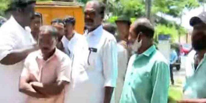കെ.എസ് ശബരിനാഥന്റെ അറസ്റ്റിന് പിന്നാലെ വലിയതുറ പോലീസ് സ്റ്റേഷന് മുന്നില് സംഘര്ഷം കെ.എസ് ശബരിനാഥന്റെ അറസ്റ്റിന് പിന്നാലെ വലിയതുറ പോലീസ് സ്റ്റേഷന് മുന്നില് സംഘര്ഷം