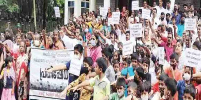 അതിരപ്പിള്ളി മേഖലയില് ബിവറേജസ് വരുന്നതിനെതിരെ പ്രതിഷേധം അതിരപ്പിള്ളി മേഖലയില് ബിവറേജസ് വരുന്നതിനെതിരെ പ്രതിഷേധം