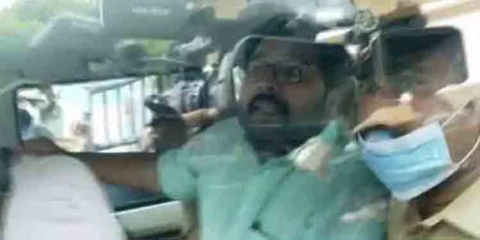 ശബരീനാഥിനെ കോടതിയില് ഹാജരാക്കി ശബരീനാഥിനെ കോടതിയില് ഹാജരാക്കി