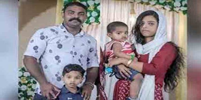 പോലീസ് ക്വാര്ട്ടേഴ്സില് മക്കളെ കൊന്ന് യുവതിയുടെ ആത്മഹത്യ സിസിടിവി ക്യാമറയിലൂടെ തല്സമയം കണ്ടിരിക്കാമെന്ന് നിഗമനം പോലീസ് ക്വാര്ട്ടേഴ്സില് മക്കളെ കൊന്ന് യുവതിയുടെ ആത്മഹത്യ സിസിടിവി ക്യാമറയിലൂടെ തല്സമയം കണ്ടിരിക്കാമെന്ന് നിഗമനം