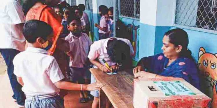 സ്കൂള് ലീഡറെ കണ്ടെത്താനായി ജനാധിപത്യ മോഡല് തിരഞ്ഞെടുപ്പ് സ്കൂള് ലീഡറെ കണ്ടെത്താനായി ജനാധിപത്യ മോഡല് തിരഞ്ഞെടുപ്പ്