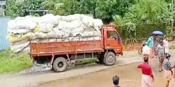 കോഴിക്കോട് കിനാലൂര് വ്യവസായ വികസന കേന്ദ്രത്തില് ആശുപത്രി മാലിന്യവുമായെത്തിയ ലോറി തടഞ്ഞ് നാട്ടുകാര് കോഴിക്കോട് കിനാലൂര് വ്യവസായ വികസന കേന്ദ്രത്തില് ആശുപത്രി മാലിന്യവുമായെത്തിയ ലോറി തടഞ്ഞ് നാട്ടുകാര്