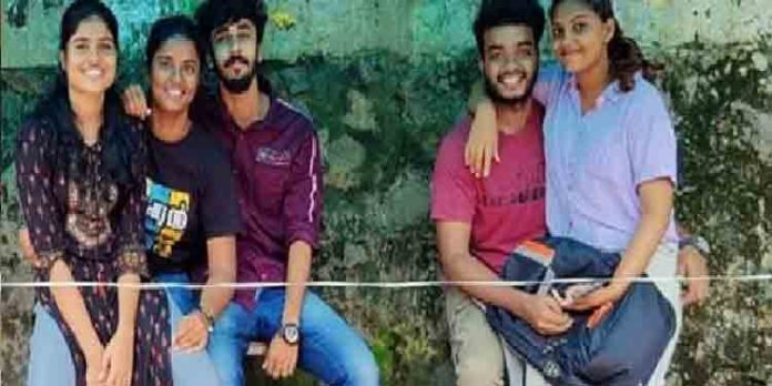 ‘അടുത്ത് ഇരിക്കരുത് എന്നല്ലേ ഉള്ളൂ? മടീല് ഇരിക്കാലോല്ലെ’ ; ഇരിപ്പിടം നശിപ്പിച്ചതിനെതിരെ വ്യത്യസ്ത പ്രതിഷേധവുമായി പെണ്കുട്ടികള് ‘അടുത്ത് ഇരിക്കരുത് എന്നല്ലേ ഉള്ളൂ? മടീല് ഇരിക്കാലോല്ലെ’ ; ഇരിപ്പിടം നശിപ്പിച്ചതിനെതിരെ വ്യത്യസ്ത പ്രതിഷേധവുമായി പെണ്കുട്ടികള്