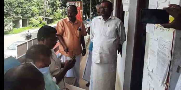 ഏനാദിമംഗലം വില്ലേജ് ഓഫീസറുടെ ജനങ്ങളോടുള്ള മോശമായ പെരുമാറ്റത്തിൽ പ്രതിഷേധിച്ച് സി പി ഐ സമരം നടത്തി ഏനാദിമംഗലം വില്ലേജ് ഓഫീസറുടെ ജനങ്ങളോടുള്ള മോശമായ പെരുമാറ്റത്തിൽ പ്രതിഷേധിച്ച് സി പി ഐ സമരം നടത്തി